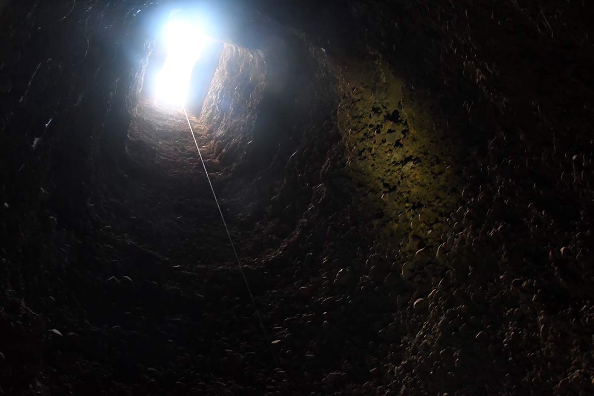 La restauración de la Acequia Real descubre nuevas galerías por las que se elevaba el agua hasta los pozos altos de la Dehesa del Generalife. Entramos en las galerías que discurren en las entrañas del Cerro del Sol