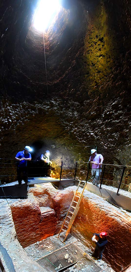 La alberca situada en el punto medio del gran pozo por el que se subía el agua con norias hasta la Alberca Rota 