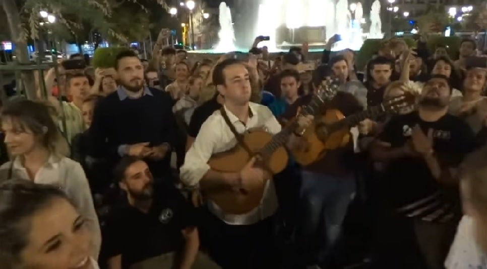 La comparsa Ciudad de la Alhambra organizó un homenaje anoche en la Fuente de las Batallas a Juan Carlos Aragón.
