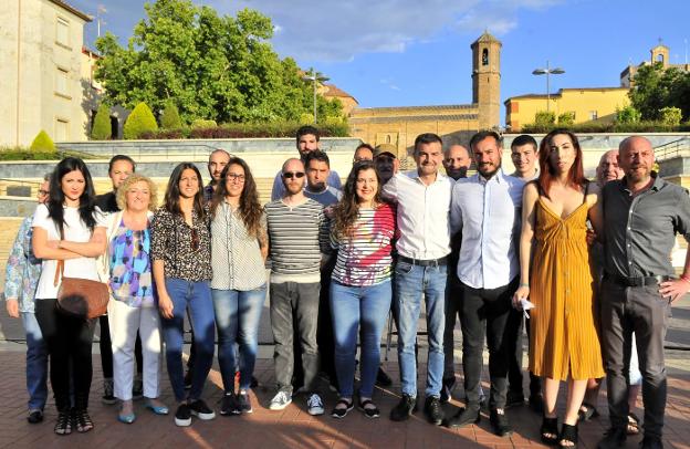 Vanessa Angustia, Antonio Maíllo y Carmelo Gragera, con el resto de componentes de la candidatura municipal de IU.