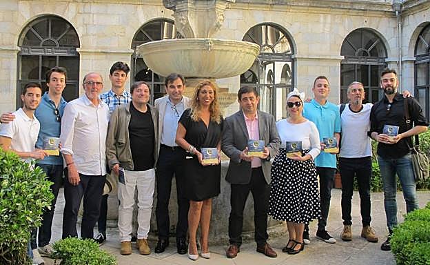 Reyes y el diputado, junto a algunos de los artistas. 