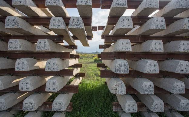 Las traviesas, apiladas junto a las vías del tren, hace un par de años.