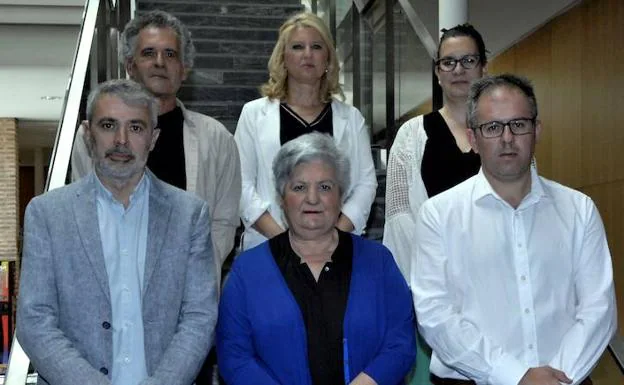Los seis candidatos a la alcaldía de Órgiva posan en el interior del ayuntamiento de la localidad. 