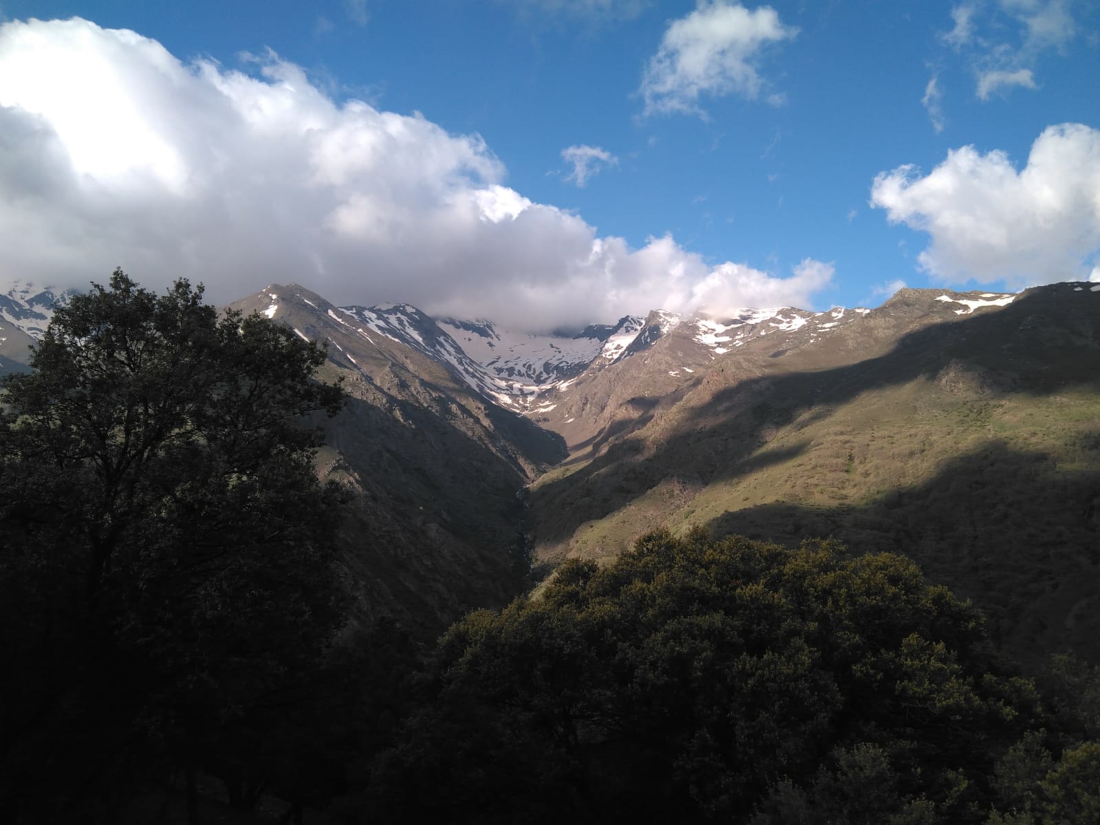 Iniciamos nuestra ruta en el mismo punto que la Vereda de la Estrella, en Güejar Sierra, donde dejaremos los vehículos y seguiremos las indicaciones hacia el barranco de San Juan,