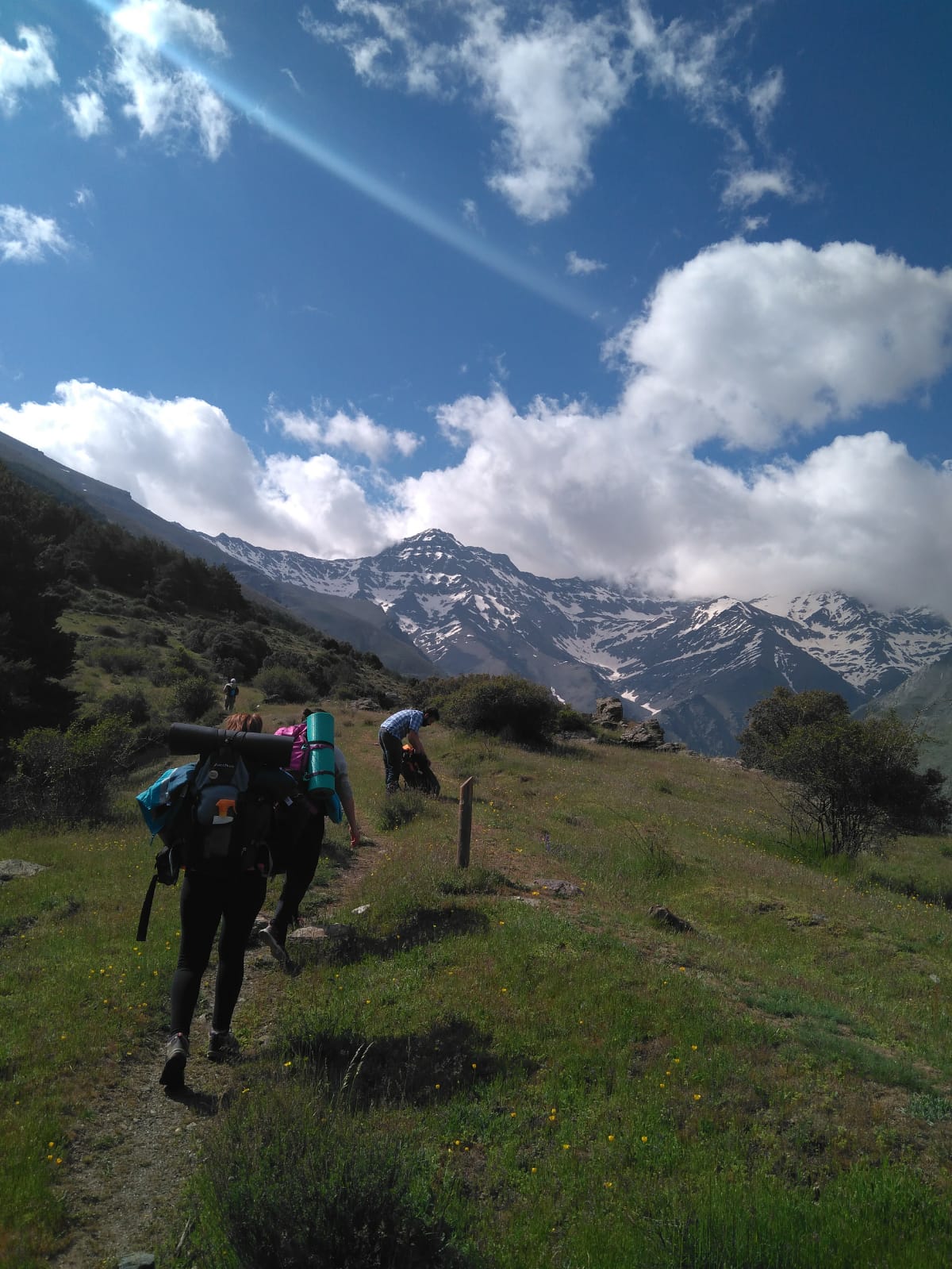 Iniciamos nuestra ruta en el mismo punto que la Vereda de la Estrella, en Güejar Sierra, donde dejaremos los vehículos y seguiremos las indicaciones hacia el barranco de San Juan,