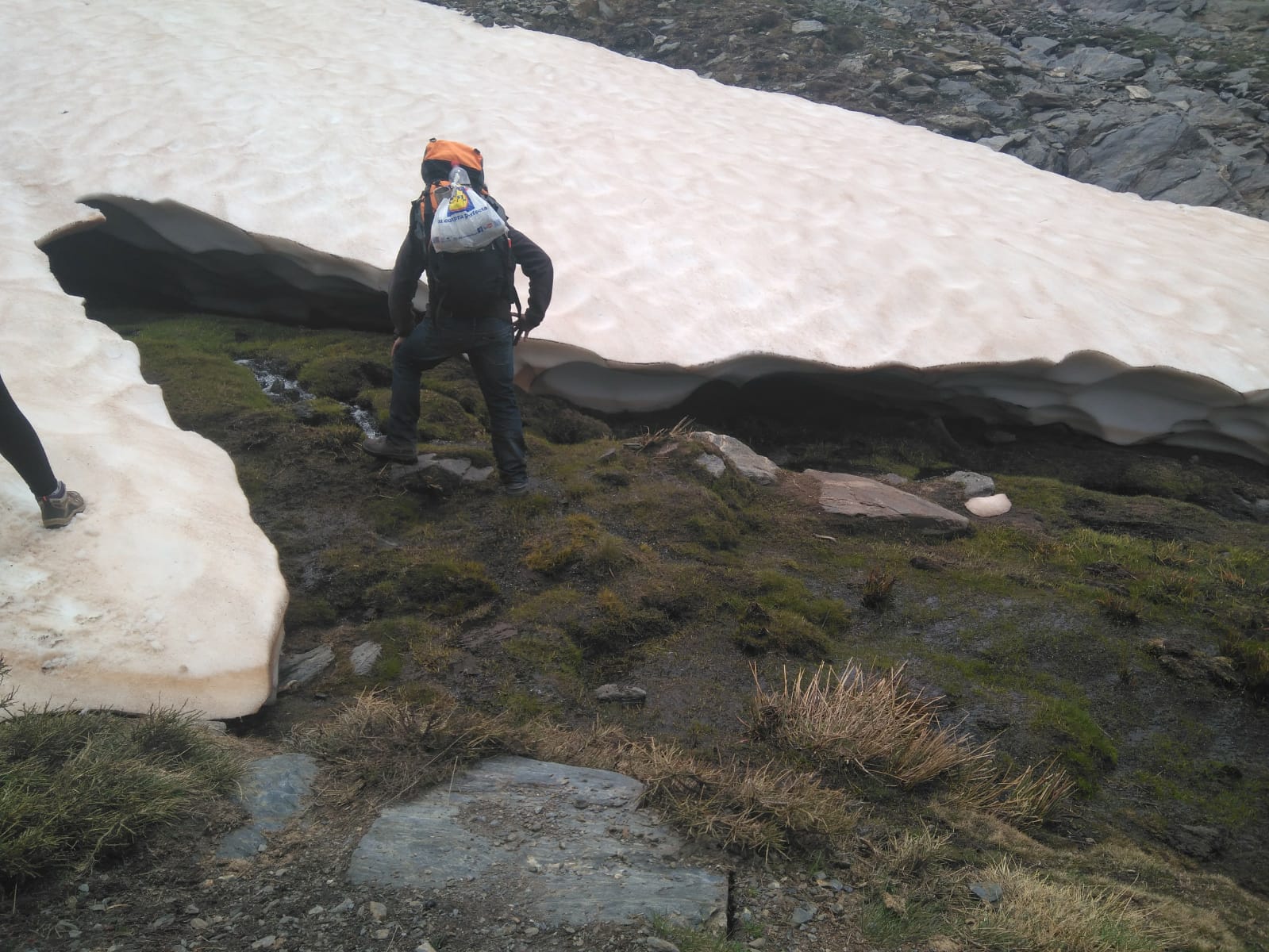 Iniciamos nuestra ruta en el mismo punto que la Vereda de la Estrella, en Güejar Sierra, donde dejaremos los vehículos y seguiremos las indicaciones hacia el barranco de San Juan,