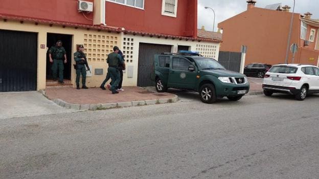 Imagen del operativo de la Guardia Civil de ayer con un detenido en Algeciras.