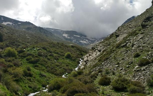 Rutas por Granada: Subida a 'Piedra Partía', un refugio de alta montaña con impresionantes vistas