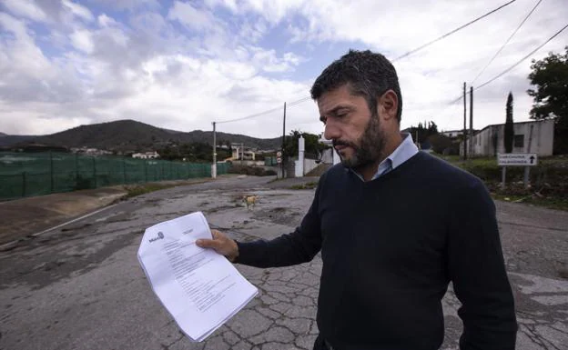 Francisco Sánchez-Cantalejo muestra unos documentos sobre la basura de los cortijos. 