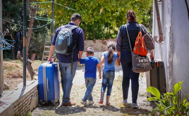 La familia tuvo que dejar atrás sus pertenencias para continuar el viaje hasta llegar a Granada. 