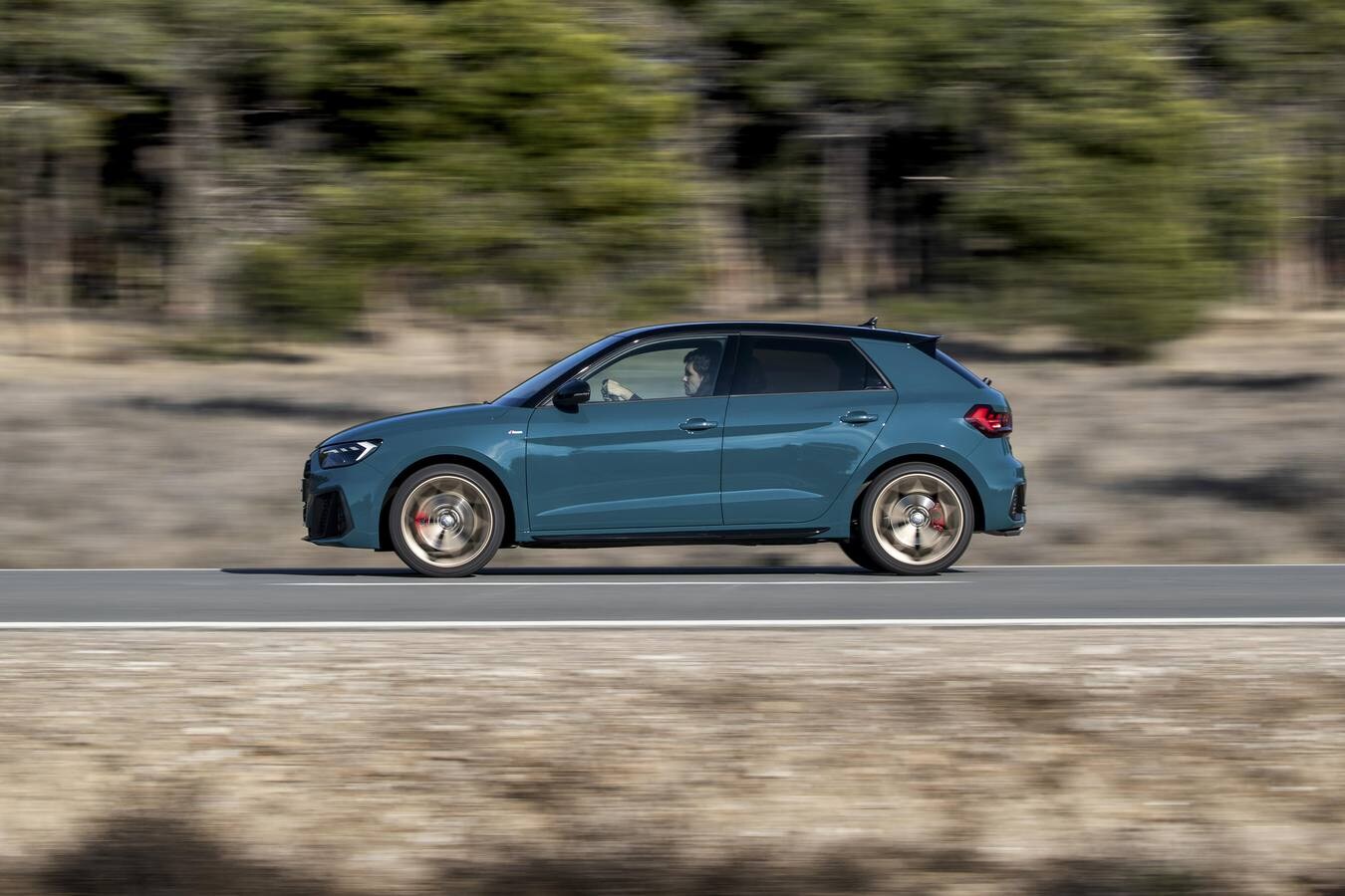 Es la segunda generación del coche más ciudadano de Audi, el A1 Sportback. Un coche de cuatro metros, con la calidad y tecnología habitual de la marca y solo con motores de gasolina.