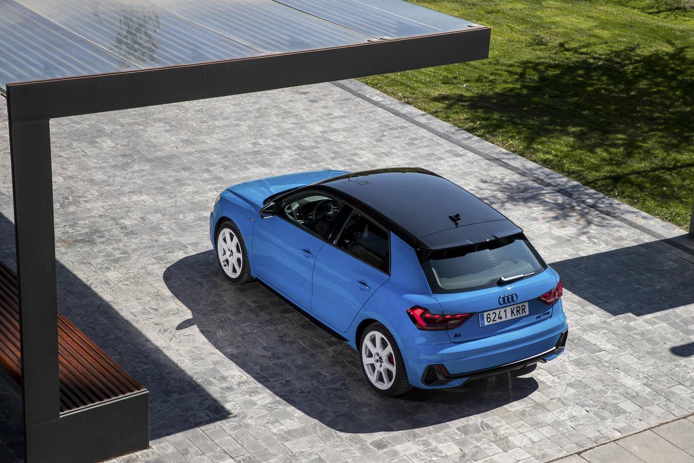 Es la segunda generación del coche más ciudadano de Audi, el A1 Sportback. Un coche de cuatro metros, con la calidad y tecnología habitual de la marca y solo con motores de gasolina.