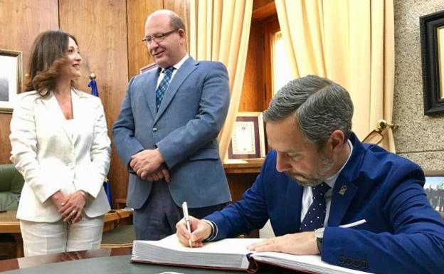 El consejero de Hacienda firma en el libro de honor del Ayuntamiento de Jaén. 