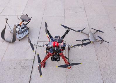 Imagen secundaria 1 - Agis aterriza el dron en 'la jaula' y varios modelos con los que han trabajado 