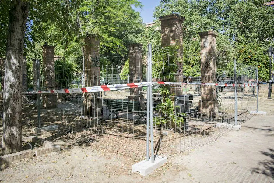 Los vecinos del parque se quejan de la dejadez y la falta de limpieza del jardín. Además, piden más presencia policial en la zona.