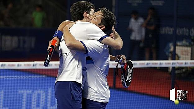 Abrazo de Matías Díaz y su pareja tras clasificarse.