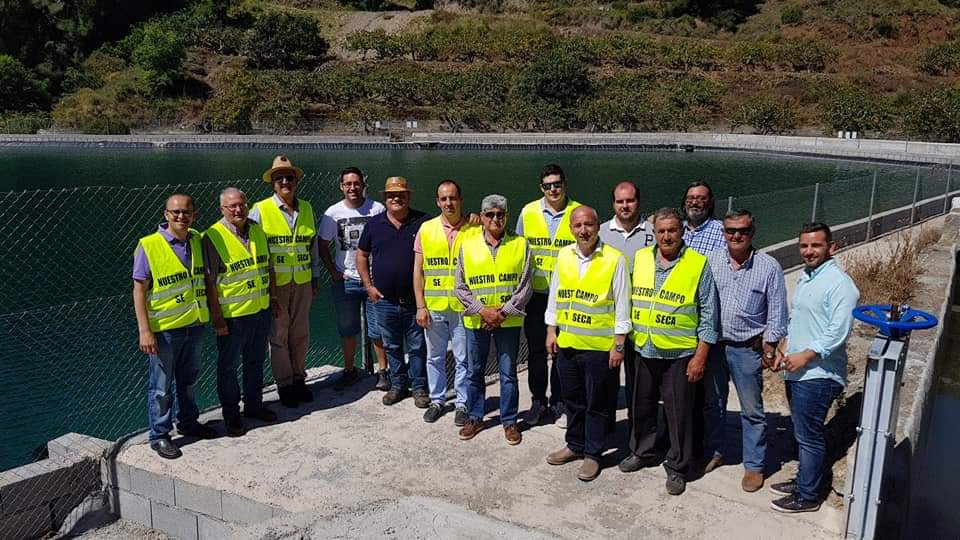 Los regantes de Almuñécar han convertido esta prenda, que encarna la protesta por los 15 años perdidos con Rules, en protagonista de la campaña. Todos los políticos, ministra incluida, se han retratado y comprometido con ellos