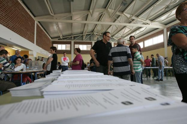 Mesa en la que se han dispuesto las papeletas que en Almería se han fabricado entre las dos convocatorias electorales.