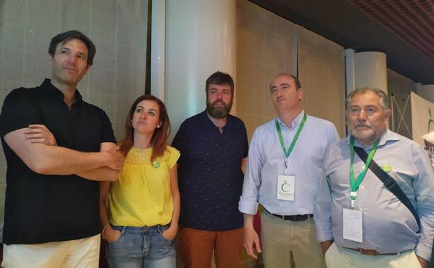 Juan García Montero junto a su equipo observa el final del escrutinio