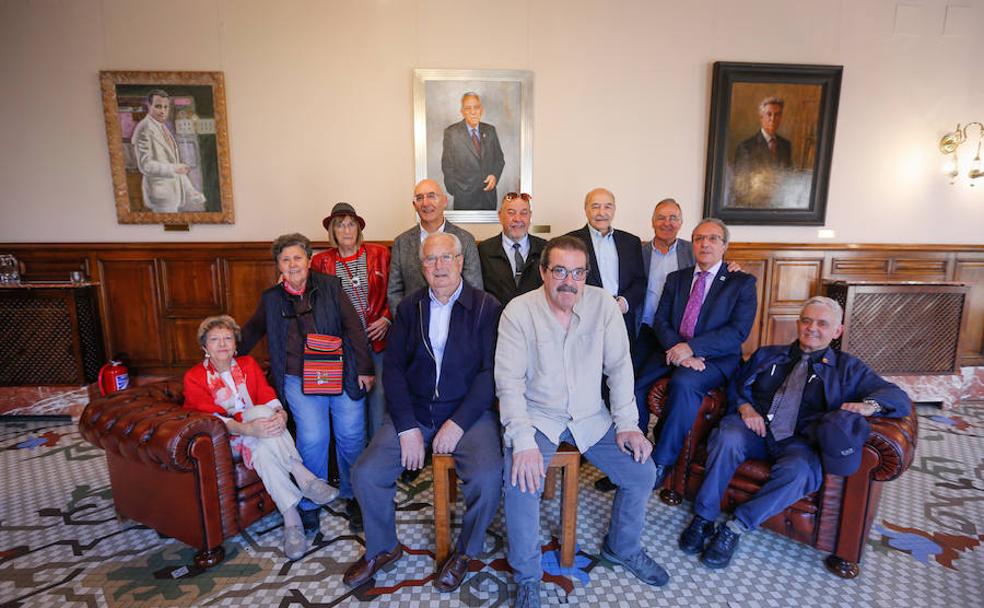 La Quinta del 79 entre los retratos de los alcaldes Fernández Montesinos, Camacho y Jara, todos ellos elegidos de forma democrática.
