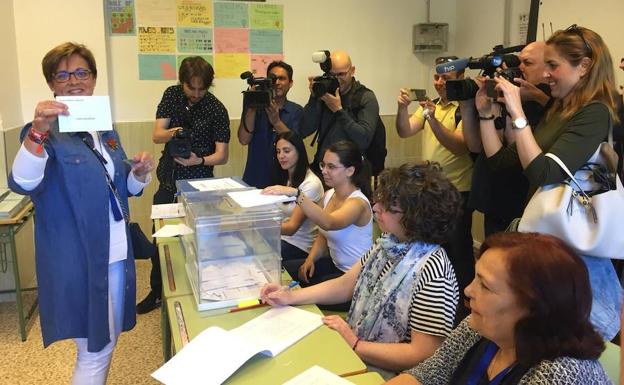 Valverde muestra su sobre de votación antes de introducirlo en la urna. 