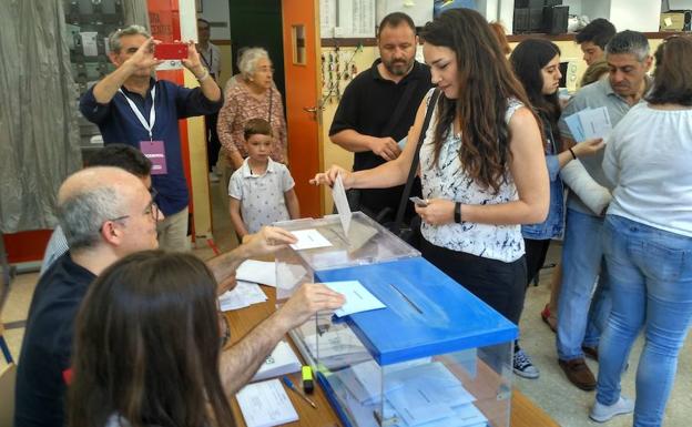 Carmen Mateos vota en el colegio Juan Ramón Jiménez de la capital. 