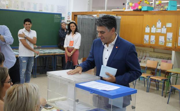 Miguel Cazorla, candidato de Cs, deposita su voto en el CEIP Padre Méndez de la capital. 