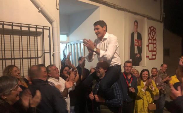 Pedro Fernández fue subido a hombros, como viene ocurriendo desde hace ya varias elecciones en Baza