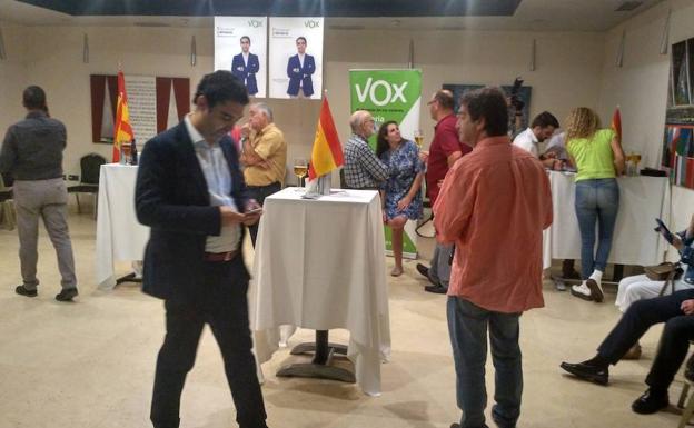 El candidato a la Alcaldía de Almería de Vox, en primera línea, en la sede del Hotel Catedral. 