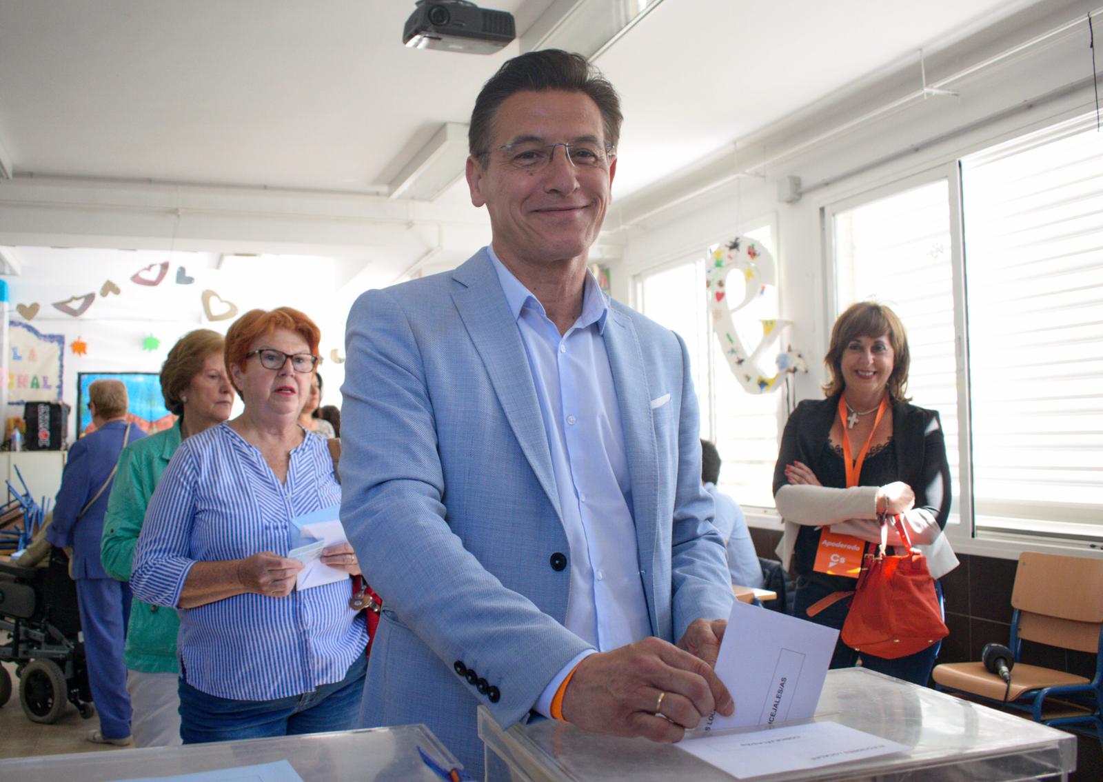 Luis Salvador vota en la capital