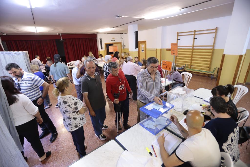 Los colegios de la costa granadina empiezan a acoger a sus primeros votantes.