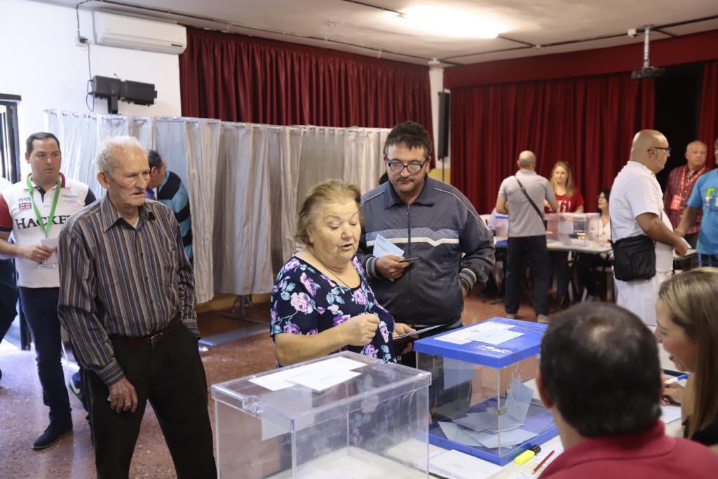 Los colegios de la costa granadina empiezan a acoger a sus primeros votantes.