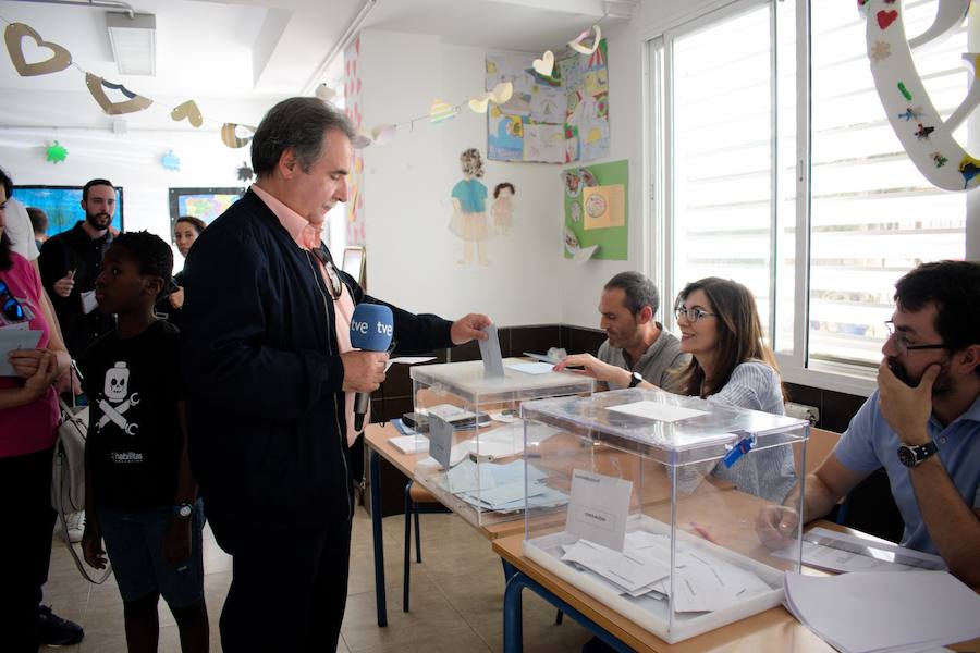 Votaciones en el colegio Alcazaba de la capital.