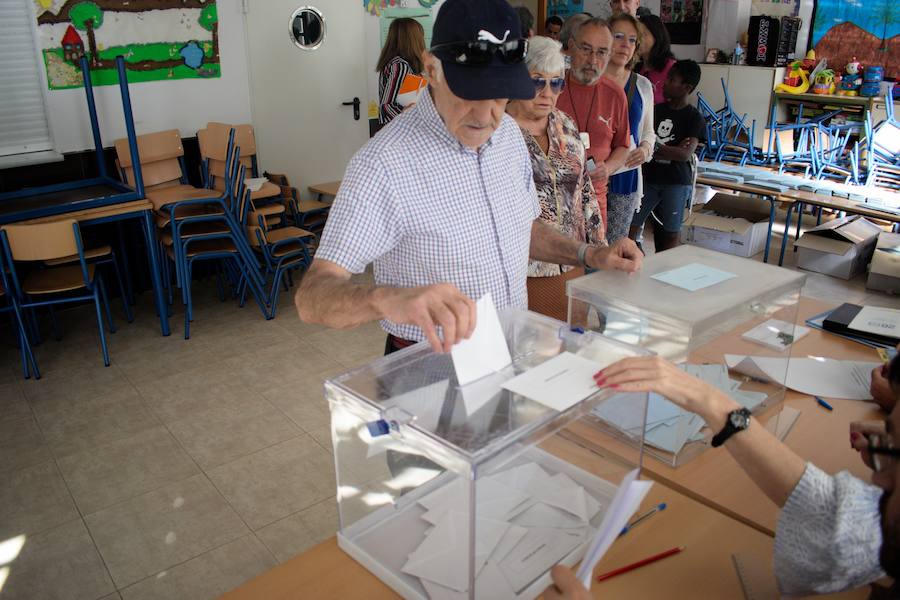 Votaciones en el colegio Alcazaba de la capital.