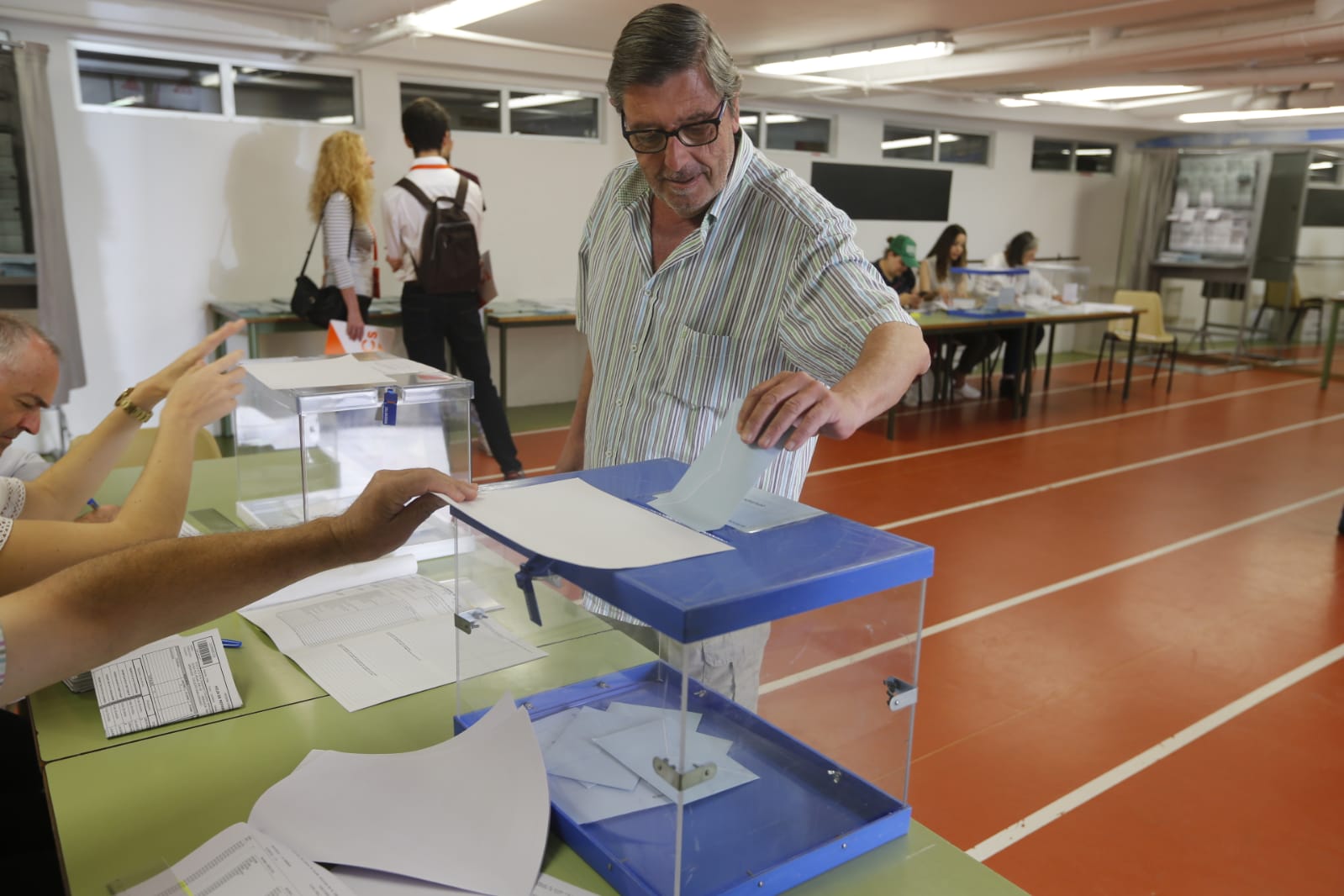 Empiezan a llegar los ciudadanos a votar al colegio Padre Manjón de Granada capital