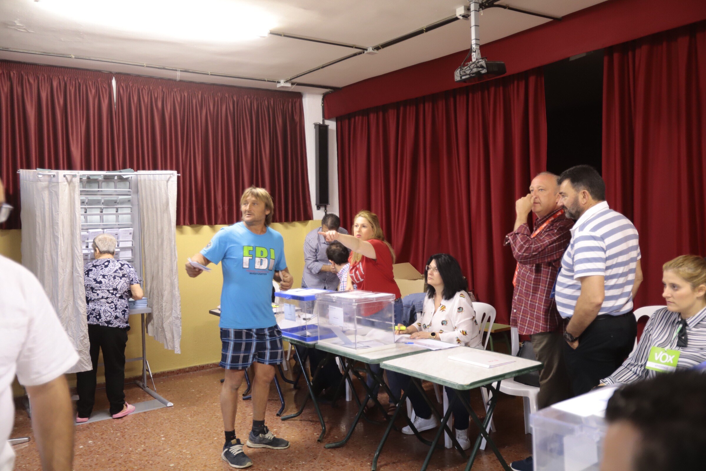 Los motrileños empiezan a acercarse a los colegios electorales del municipio para depositar su voto