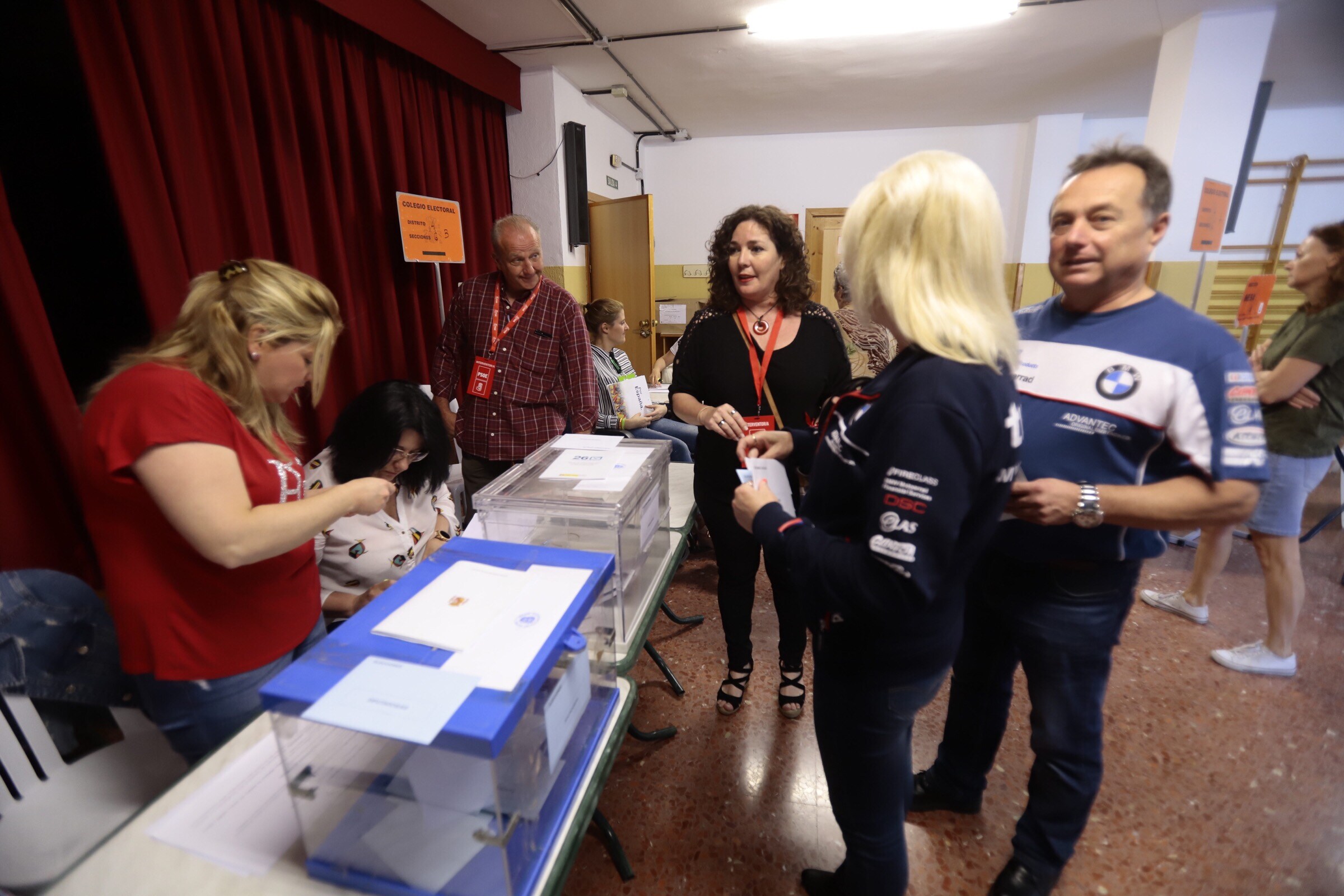 Los motrileños empiezan a acercarse a los colegios electorales del municipio para depositar su voto