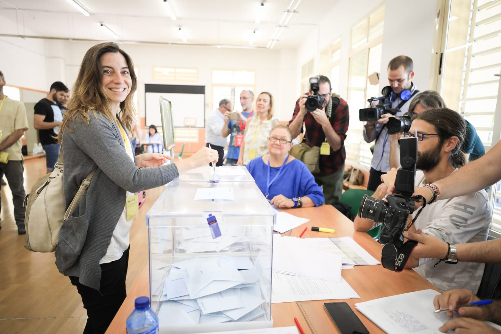 Votación de Marta Gutiérrez en Granada capital.