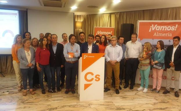 Miguel Cazorla, con miembros de la candidatura, en su comparencia en el Gran Hotel Almería, anoche. 