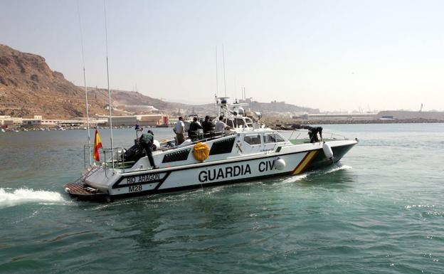 Rescatan una patera con 26 personas a bordo detectada por la Guardia Civil 