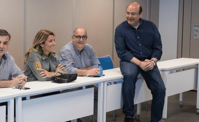 Pérez, en el comité ejecutivo; Salvador, junto al núcleo de Cs en la capital; Cuenca atiende una llamada en su despacho del Ayuntamiento.