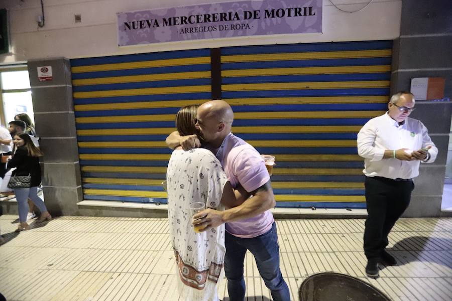 Dani Ortega, el número tres de la lista de Andalucía por sí, recibe felicitaciones en la noche electoral. 