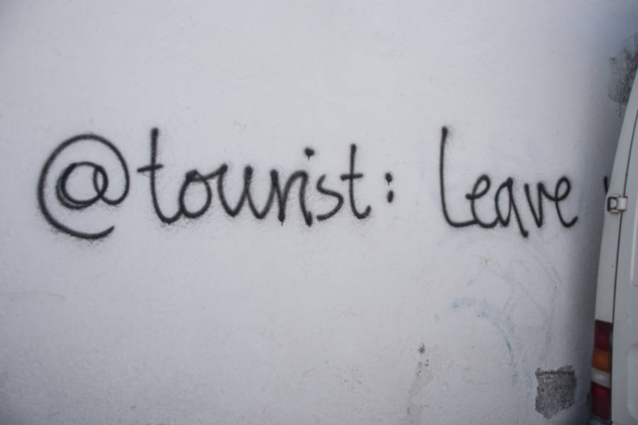 Los grafitis animan a los visitantes a marcharse de la ciudad y les acusan de desvirtuar la esencia del barrio granadino