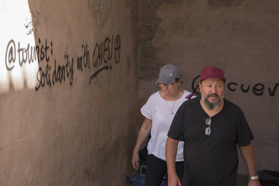 Los grafitis animan a los visitantes a marcharse de la ciudad y les acusan de desvirtuar la esencia del barrio granadino