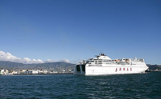 Un buque de la naviera Armas en el puerto de Motril. 