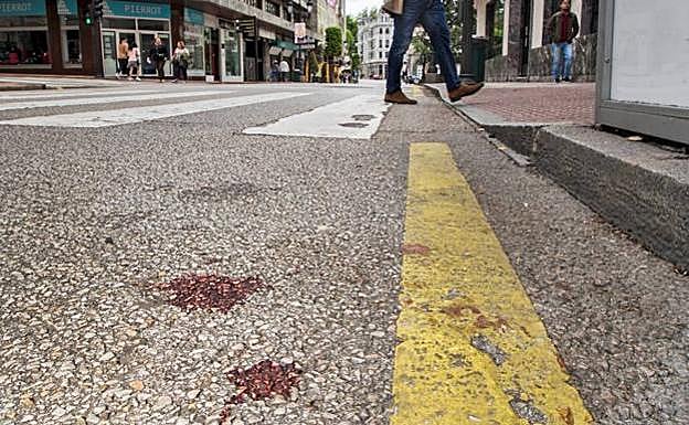 Mancha de sangre en el lugar del atropello. 