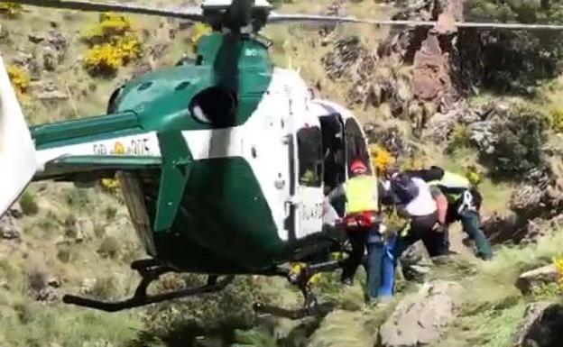 Rescatan con el helicóptero de Guardia Civil a dos montañeros heridos en Sierra Nevada