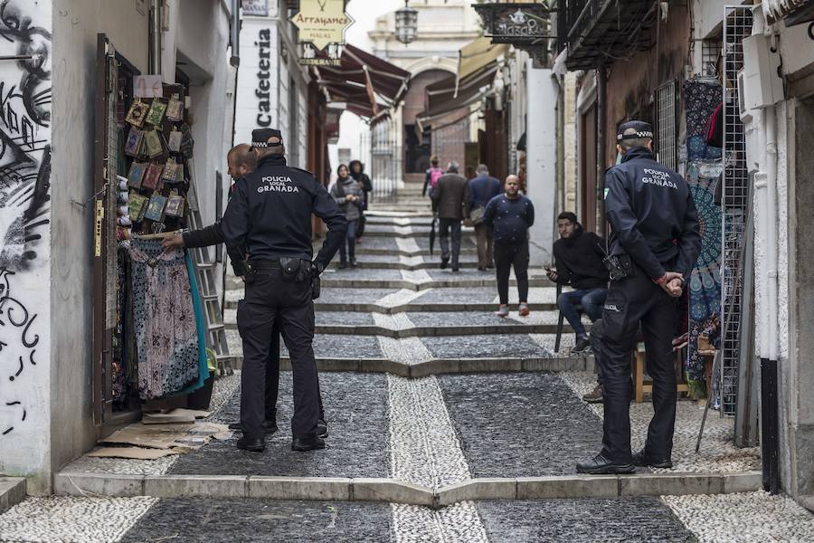 Dos agentes de ronda en Calderería para evitar los excesos.