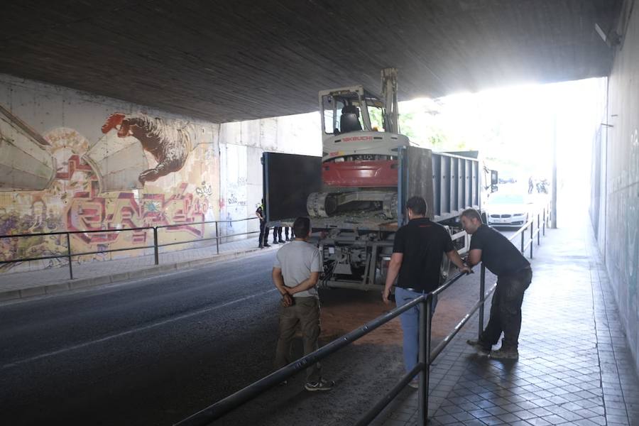 La Policía Local trabaja sobre el terreno regulando el tráfico y tratando de sacar el vehículo, atascado por la excesiva altura de la grúa que transporta