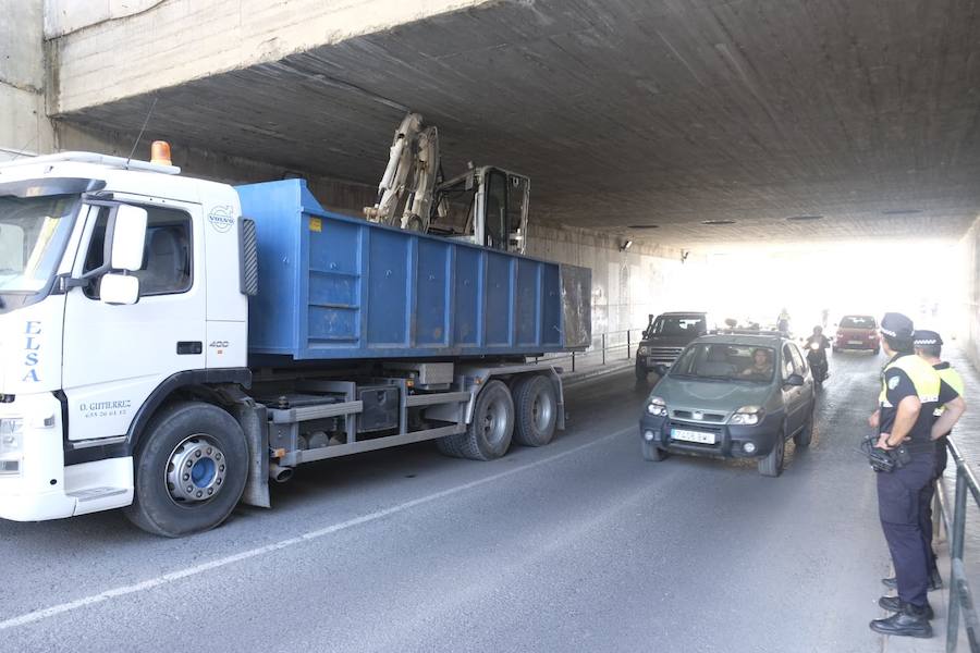 La Policía Local trabaja sobre el terreno regulando el tráfico y tratando de sacar el vehículo, atascado por la excesiva altura de la grúa que transporta